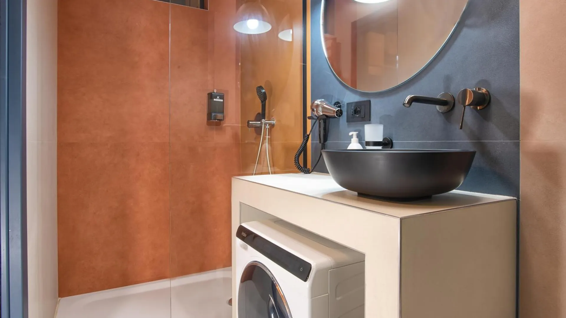 Apartment Rainbow Colorful Studio By Central Station Milan